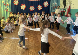 Dzieci wychodzą do piosenki