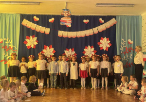 Dzieci mówią wiersz "Katechizm polskiego dziecka"