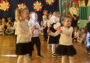 Dzieci śpiewają pisenkę z serduszkami