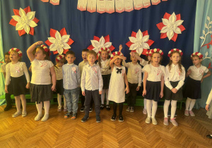 Starszaki śpiewają piosenkę