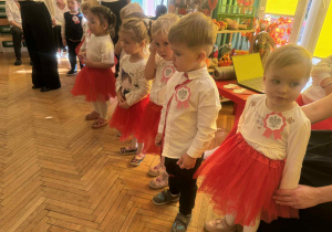 Maluszki stoją na baczność