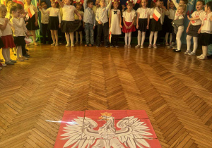 Dzieci przed ułożonymi puzzlami