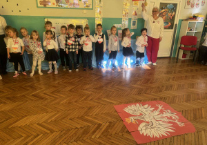 Pieśń patriotyczna z flagami