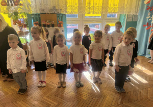 Dzieci z grupy drugiej stoją na baczność