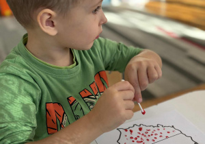 Chłopiec robi stęple patyczkiem