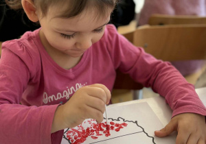 Dziewczynka stepluje na czerwono