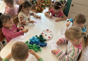 Dzieci pracują przy stolikach