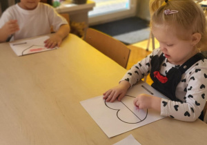 dzieci kolorują serca - flagi