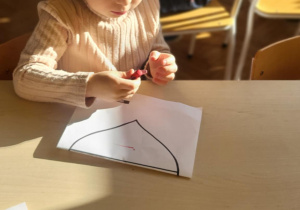 dzieci kolorują serca - flagi