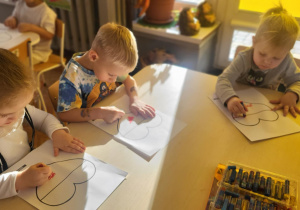 dzieci kolorują serca - flagi