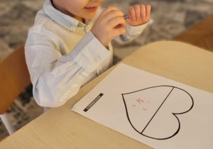 dzieci kolorują serca - flagi