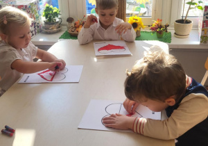 dzieci kolorują serca - flagi