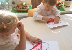 dzieci kolorują serca - flagi