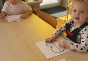 dzieci kolorują serca - flagi