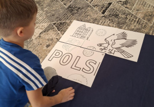 Chłopiec uklada puzzle