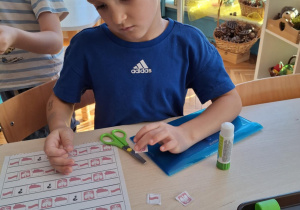 Chłopiec wycina flagi