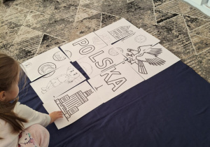 Chłopiec układa puzzel z sylabą SKA