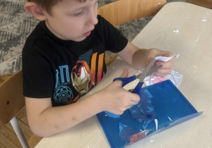 Chłopiec wycina liść