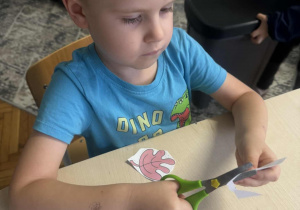 Chłopiec wycina biały liść