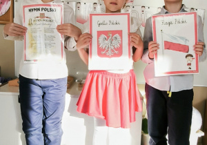 Dzieci z symbolami narodowymi