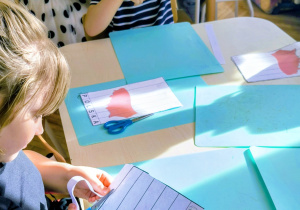 Dzieci wycinaja po lini