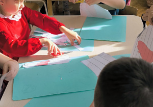 Dzieci wycinaja puzzle