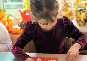 Dziewczynka układa puzzle