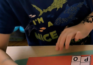 Chłopiec uklada puzzle