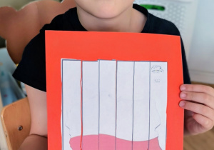 Chłopiec poakzuje ułożone puzzle