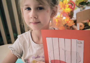 Dziewczynka z ułożonymi puzzlami