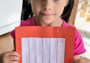 Dziewczynka pokazuje puzzle Polska