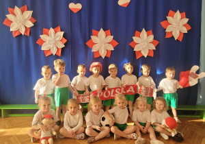 Maluszki w strojach gimnastycznych