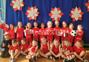 Dzieci z grupy drugiej w strojach gimnastycznych