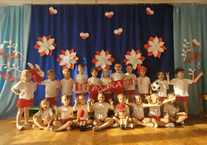 Dzieci z grupy trzeciej w strojach gimnastycznych