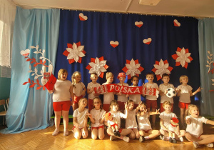 Starszaki w strojach gimnastycznych