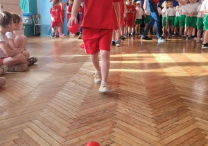 Dziewczynka biegnie z piłką