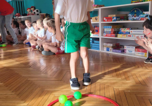 Chłopiec odkłada piłkę do obręczy