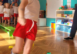 Dziewczynka obiega pachołek