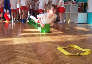 Chłopiec ślizga się po ławce