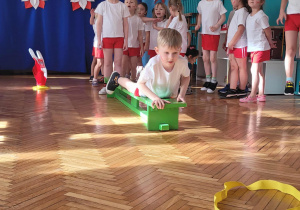 Ckłopiec ślizga się po zielonej ławce