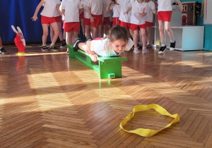 Dziewczynka ślizga się po ławce