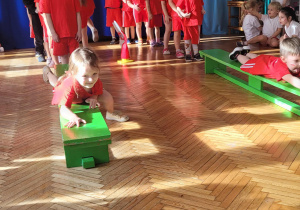 Dzieci ślizgają się po ławkach