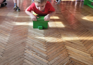 Ckopiec ślizga się po zielonej ławeczce