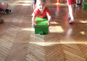 Dziewczynka leży na ławeczce