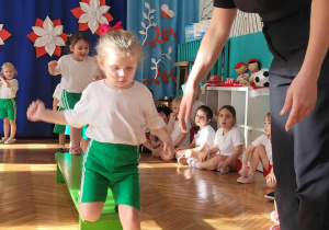 Chłopiec schodzi z ławeczki