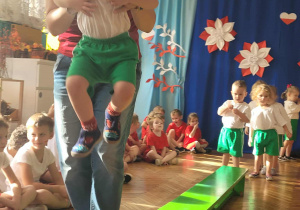 Chłopiec zeskoczył z ławeczki