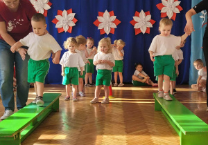 Dzieci wchodzą na ławeczki