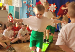 Dziewczynka sama przechodzi po ławeczce