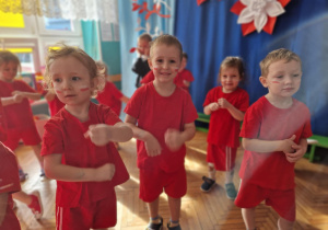 Dzieci robią młynek rękoma