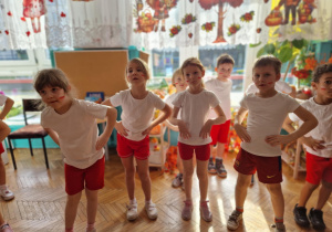 Dzieci trzymają ręce na biodrach